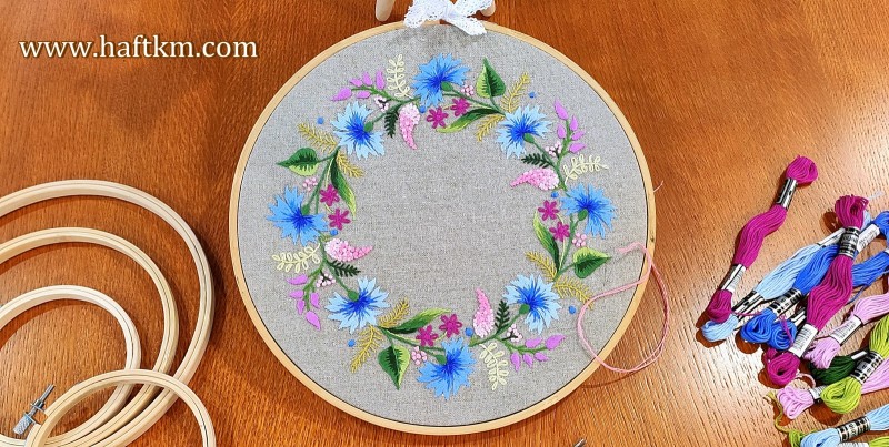 Obraz ręcznie haftowany " Chabry na kwiecistej łące "