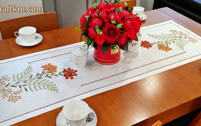 Ręcznie haftowany bieżnik  " Natura w pastelach "