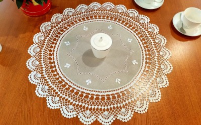 Ręcznie haftowana serweta z koronką szydełkową.