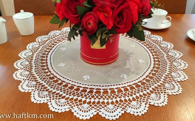 Ręcznie haftowana serweta z koronką szydełkową.