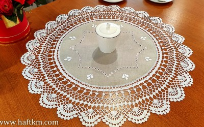 Ręcznie haftowana serweta z koronką szydełkową.