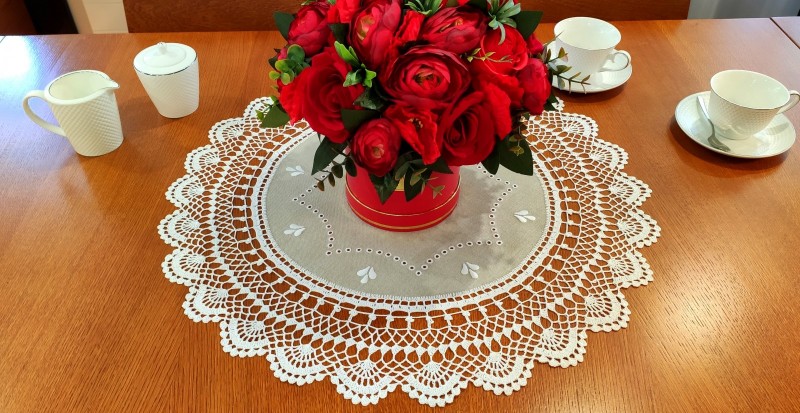 Ręcznie haftowana serweta z koronką szydełkową.