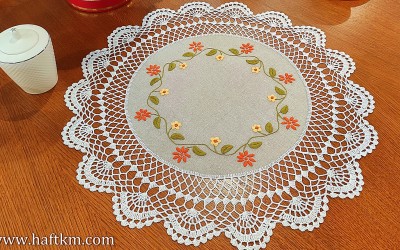 Ręcznie haftowana serweta z koronką szydełkową.