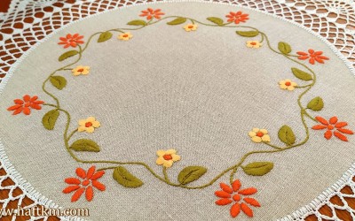 Ręcznie haftowana serweta z koronką szydełkową.