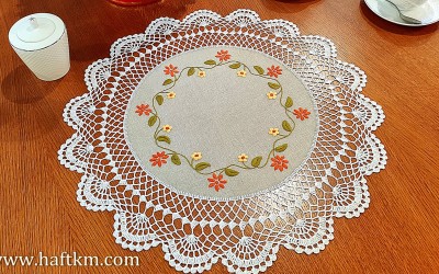 Ręcznie haftowana serweta z koronką szydełkową.