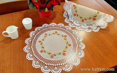 Ręcznie haftowana serweta z koronką szydełkową.