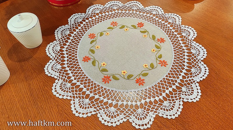 Ręcznie haftowana serweta z koronką szydełkową.