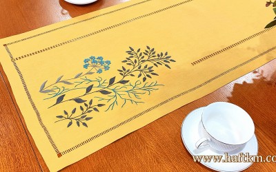 Przepiękny, ręcznie haftowany bieżnik  " Modern "
