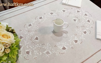 Obrus haftowany " Rozyczki toledo w owalu"