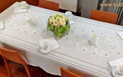 Obrus haftowany " Rozyczki toledo w owalu"