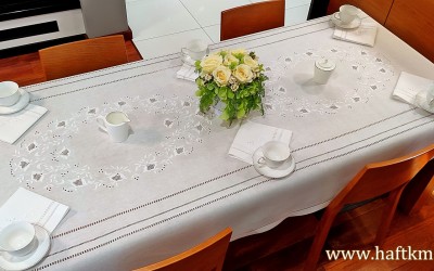 Obrus haftowany " Rozyczki toledo w owalu"