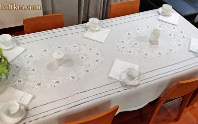 Obrus haftowany " Rozyczki toledo w owalu"