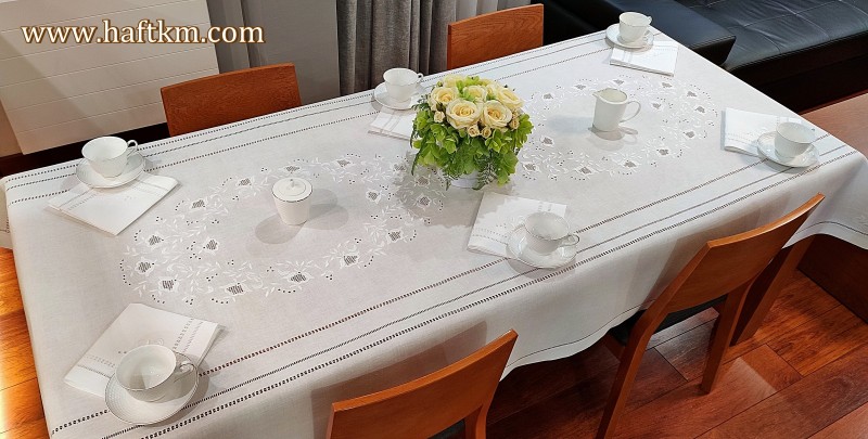 Obrus haftowany " Rozyczki toledo w owalu"