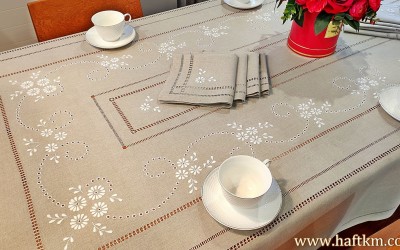 Piękny obrus  "Magia angielskiego haftu"