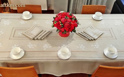 Piękny obrus  "Magia angielskiego haftu"