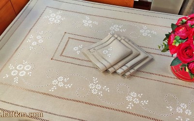 Piękny obrus  "Magia angielskiego haftu"