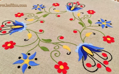 Recznie haftowany obrus z motywem kaszubskim.