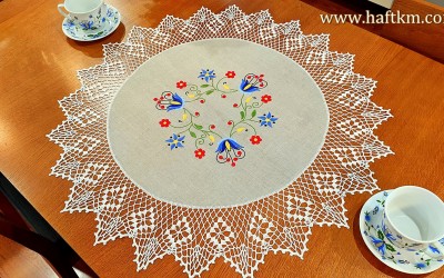 Recznie haftowany obrus z motywem kaszubskim.