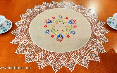 Recznie haftowany obrus z motywem kaszubskim.