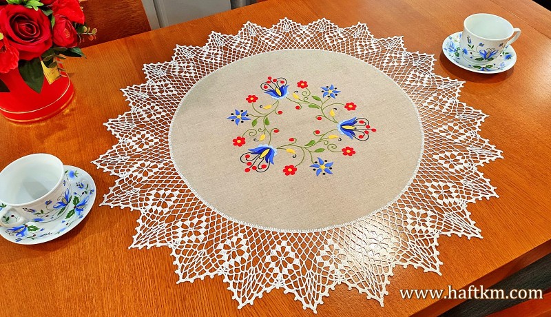 Recznie haftowany obrus z motywem kaszubskim.