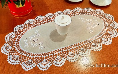 Ręcznie haftowana serweta z koronką szydełkową.