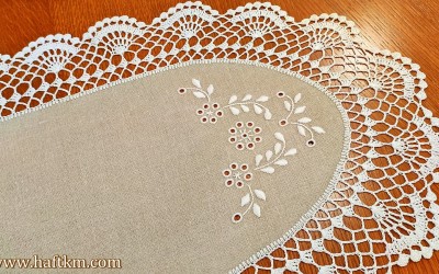 Ręcznie haftowana serweta z koronką szydełkową.