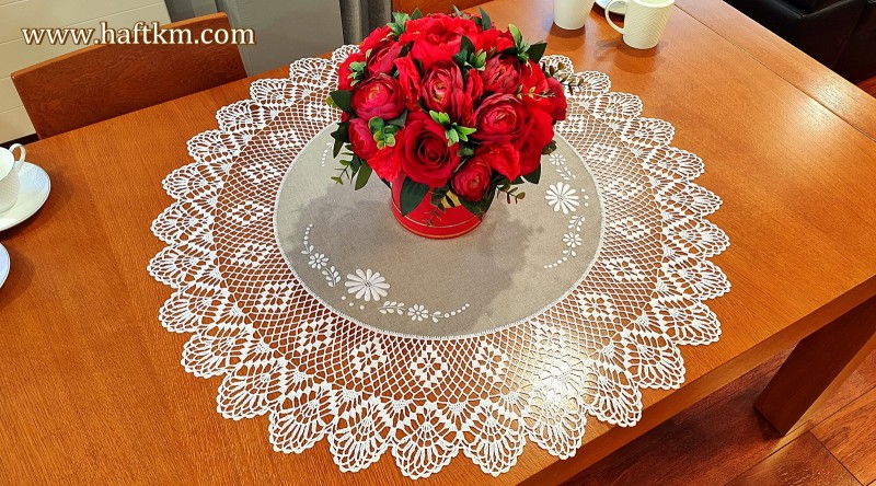 Ręcznie haftowany obrus " Margaretki "