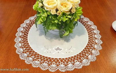 Piekna serweta z motywem kwiatowym.