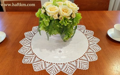 Piekna serweta z motywem kwiatowym.