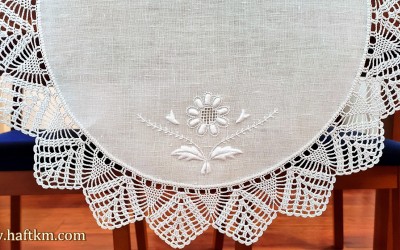 Piekna serweta z motywem kwiatowym.