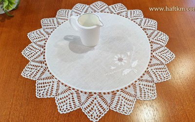 Piekna serweta z motywem kwiatowym.