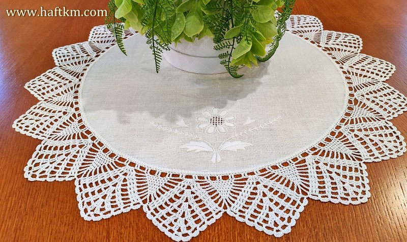 Piekna serweta z motywem kwiatowym.