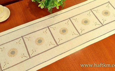 Ręcznie haftowany bieżnik " Kwiat jaskry "