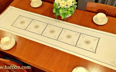 Ręcznie haftowany bieżnik " Kwiat jaskry "