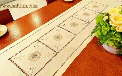 Ręcznie haftowany bieżnik " Kwiat jaskry "