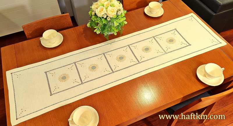 Ręcznie haftowany bieżnik " Kwiat jaskry "