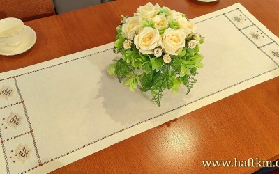 Ręcznie haftowany bieżnik " Rózyczki toledo "