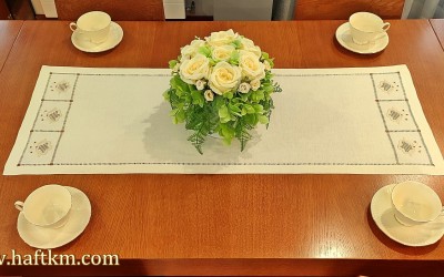 Ręcznie haftowany bieżnik " Rózyczki toledo "