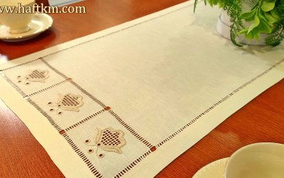 Ręcznie haftowany bieżnik " Rózyczki toledo "