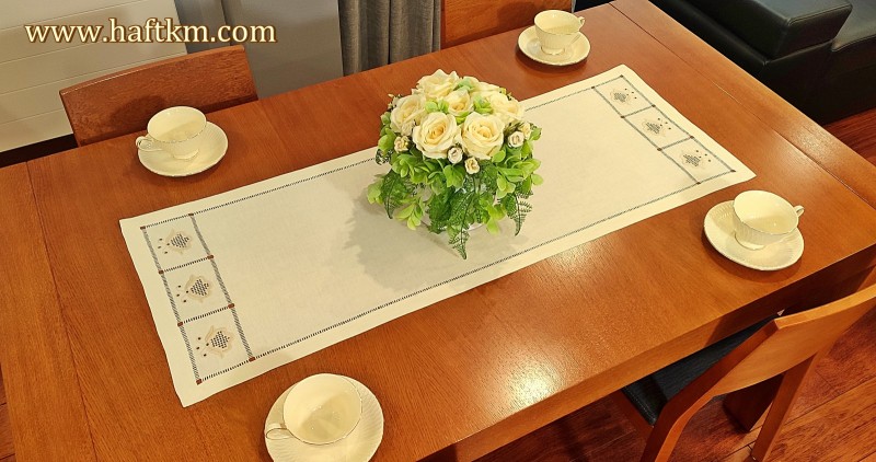 Ręcznie haftowany bieżnik " Rózyczki toledo "