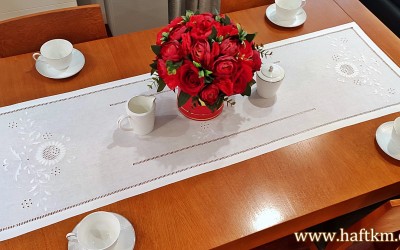 Ręcznie haftowany bieżnik  "Jaskra makowska" 