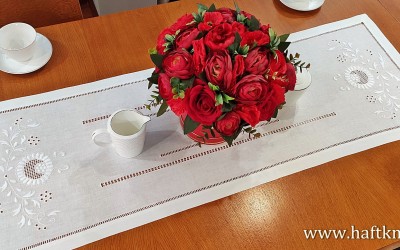 Ręcznie haftowany bieżnik "Jaskra makowska" 