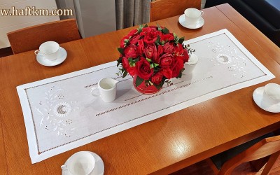 Ręcznie haftowany bieżnik "Jaskra makowska" 