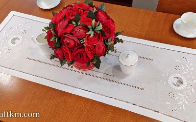 Ręcznie haftowany bieżnik "Jaskra makowska" 