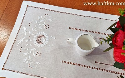 Ręcznie haftowany bieżnik "Jaskra makowska" 