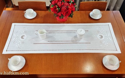 Ręcznie haftowany bieżnik "Jaskra makowska" 