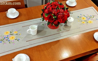 Ręcznie haftowany bieżnik " Wiosna "