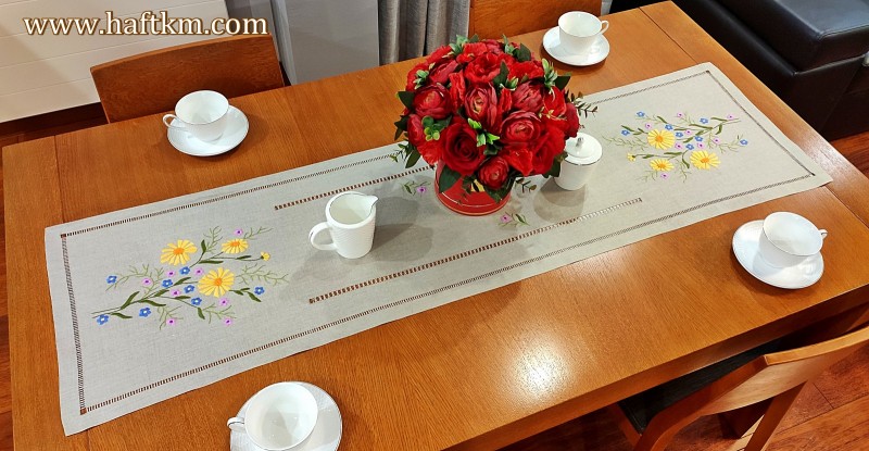 Ręcznie haftowany bieżnik " Wiosna "