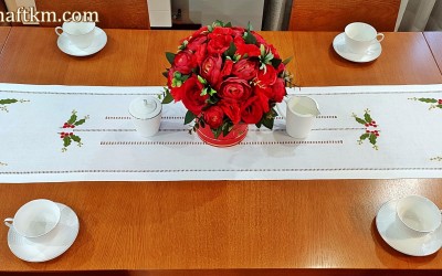 Elegancki bieżnik świąteczny " Ostrokrzew "