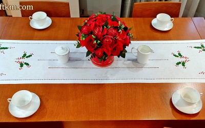 Elegancki  bieżnik świąteczny  " Ostrokrzew "